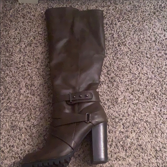 Brown knee-hi boots with buckle - Picture 2 of 3